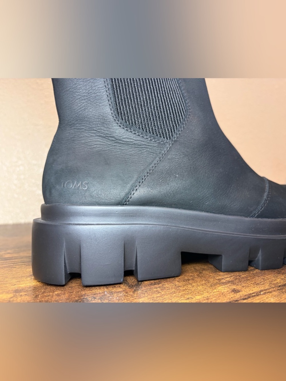 NWT TOMS Rowan Lug Sole Chelsea Boots Black Leather Water Resistant Women's 8 - Picture 4 of 8